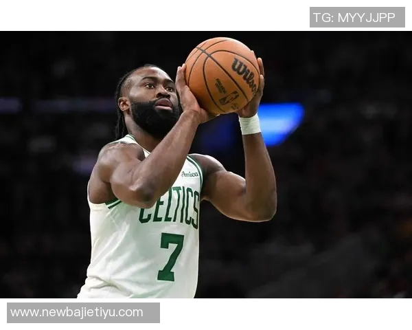 杰伦布朗半场表现出色普理查德助攻频繁两人联手引领球队攻势